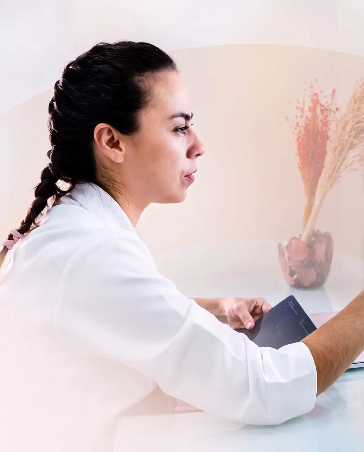 Dra. Priscila Abril avaliando uma paciente em consulta de mastologia
