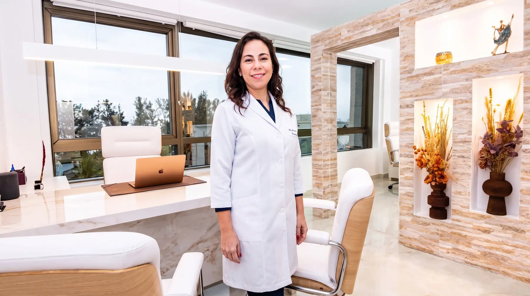 Dra. Priscila Abril, médica mastologista, na Clínica Teran & Abril